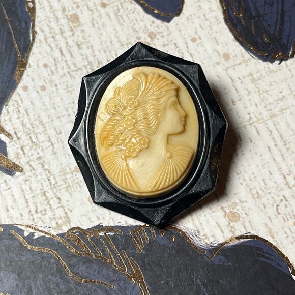 Antique Vintage Carved Acrylic Cameo Brooch Unsigned - Picture 1 of 7